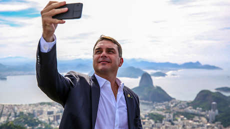Flávio Bolsonaro promete celulares gratis para mujeres