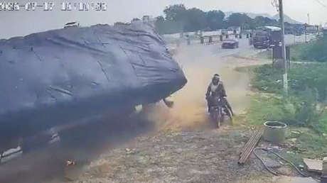 Motociclistas se salvan por los pelos de la embestida de un camión de carga (VIDEO)