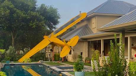 Un aterrizaje de emergencia deja una avioneta sobre el techo de una vivienda en Texas (VIDEO)