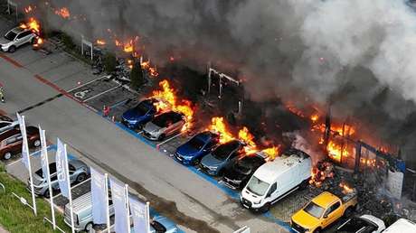 Fuerte incendio devora un concesionario Ford en Polonia (VIDEO, FOTOS)