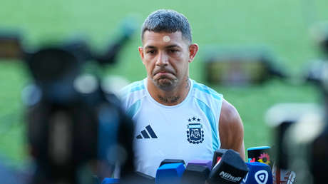 VIDEO: Futbolista de la selección argentina se asoma a un balcón para dar un discurso a los vecinos de su barrio