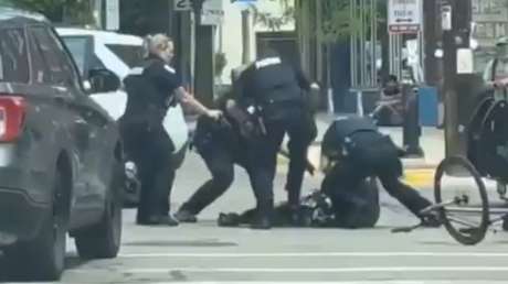 FUERTE VIDEO: Policía de EE.UU. dispara varias veces a un hombre durante una detención