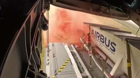 VIDEO DESDE EL INTERIOR de un avión militar durante la extinción de incendios en Europa