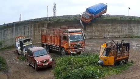 VIDEO: Camión atraviesa barrera de paso elevado y cae varios metros