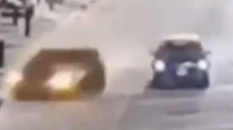 VIDEO: Dos jóvenes chocan, el auto se incendia y ambos quedan gravemente heridos