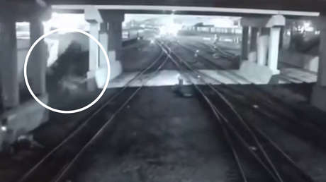 VIDEO: Un automóvil sale 'volando' de un puente para escapar de la Policía