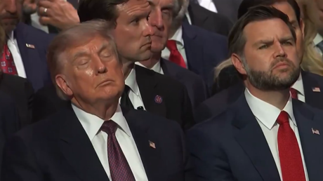 VIDEO: Trump lucha contra el sueño en el funeral de Lindsey Graham