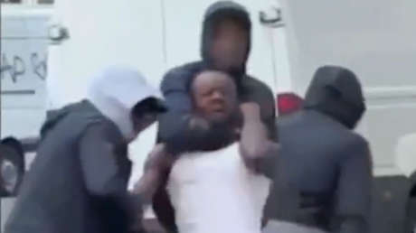 Encapuchados atacan a un futbolista y le quitan un Rolex en plena calle (VIDEO)
