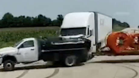 Esto ocurre cuando decides saltarte un alto en una carretera a alta velocidad (VIDEO)