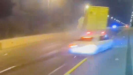 VIDEO: Violento incendio de un camión tras inesperado choque con un automóvil