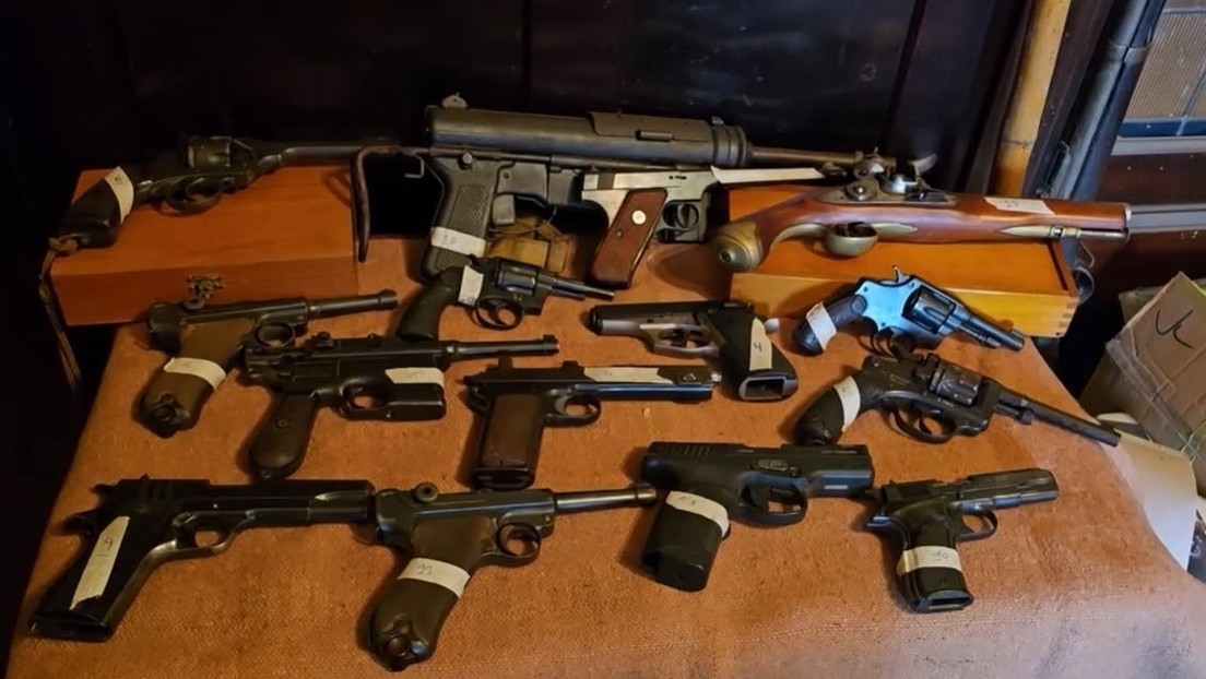 Acuden al auxilio de un anciano de 89 años y descubren un arsenal y objetos nazis