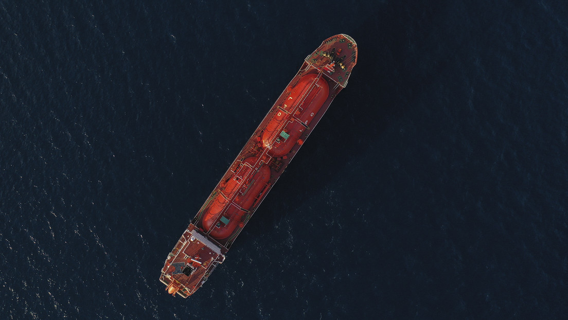 La táctica a la que recurren los petroleros para eludir a los hutíes en el mar Rojo