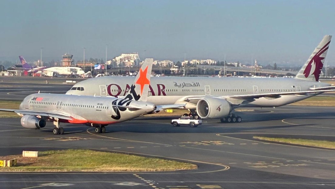 Violento frenazo evita desastre entre aviones en un aeropuerto (VIDEO)
