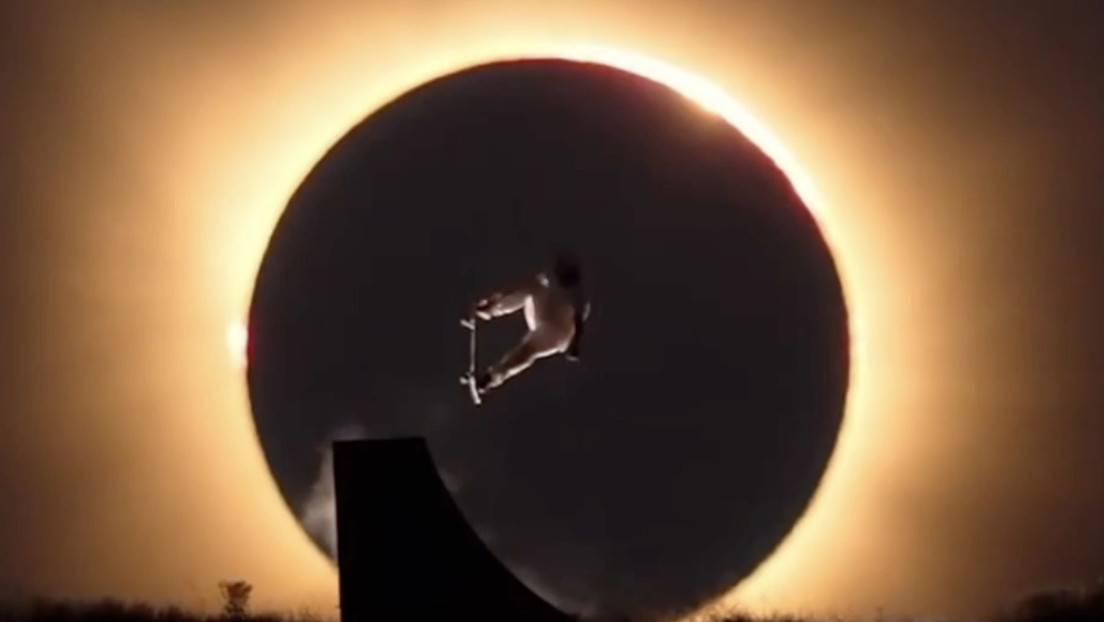 Eclipse y patinador se fusionan para una épica postal