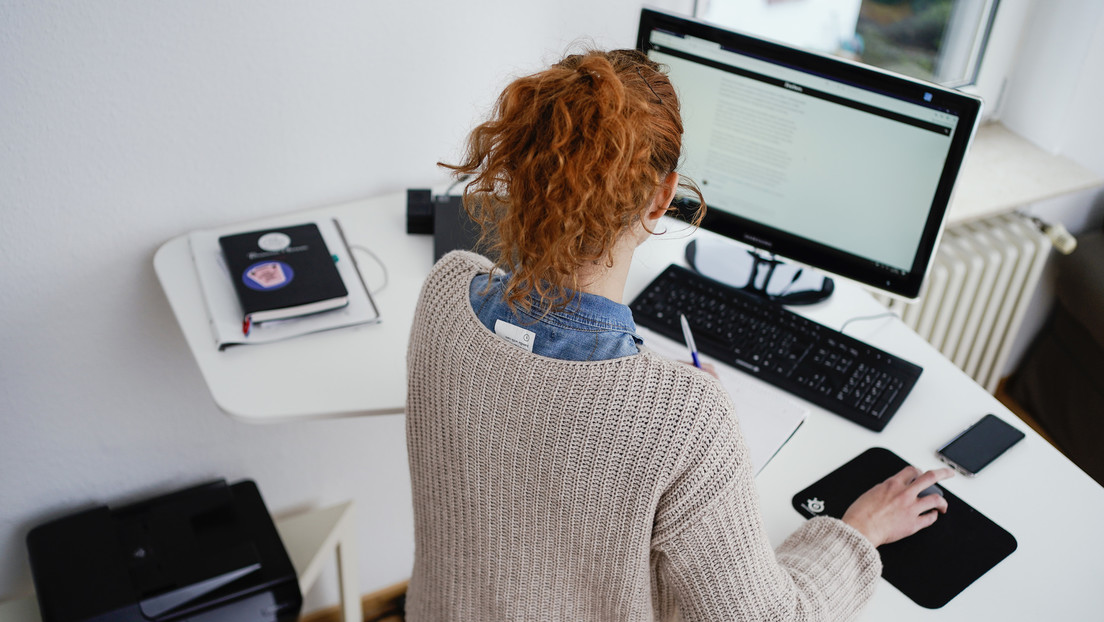 ¿Estar de pie en el trabajo es mejor que estar sentado?: esto dice la ciencia