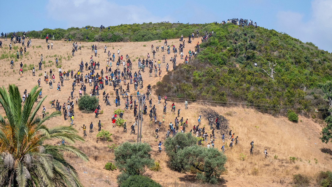 Inmigrantes organizan combates de lucha libre en una playa de Ceuta (VIDEO)