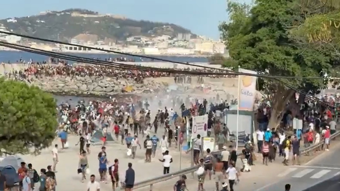 Lanzan gases lacrimógenos a migrantes durante reparto de alimentos en Ceuta (VIDEOS)