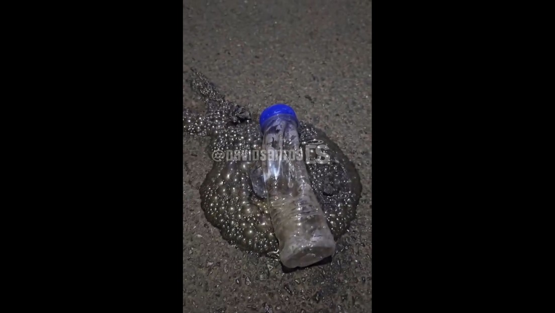 VIDEO: Migrantes lanzan una botella con sustancias químicas a manifestantes locales en Ceuta