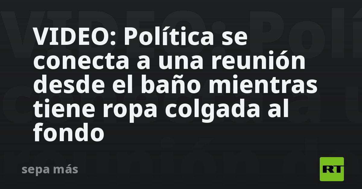 Política se conecta a una reunión desde el baño mientras tiene ropa colgada al fondo