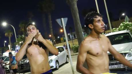 VIDEOS: Dispersan con gases lacrimógenos a migrantes que intentan cruzar hacia Melilla