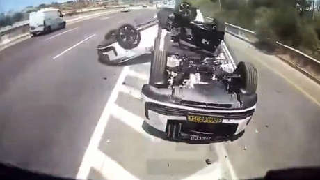 VIDEO: Dos autos nuevos salen volando de una grúa tras una frenada de emergencia