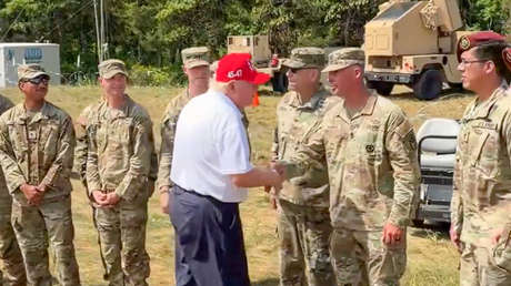"No me preocupan ni misiles ni drones": Trump saluda a soldados junto a sistemas antiaéreos (VIDEO)