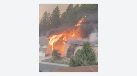 VIDEOS: Incendio forestal masivo arrasa viviendas en Washington