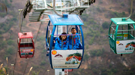 'Transbordador a las nubes': así reducen el tiempo de viaje a la escuela en China (VIDEO)