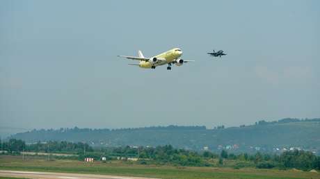 El primer avión de pasajeros 100 % ruso producido en serie realiza un exitoso vuelo inaugural (VIDEO, FOTOS)