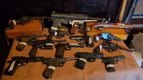 Acuden al auxilio de un anciano de 89 años y descubren un arsenal y objetos nazis
