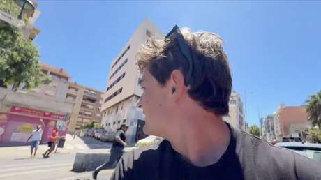 ESPANTOSO MOMENTO en el que inmigrante persigue y amenaza con apuñalar a un 'influencer' en Ceuta