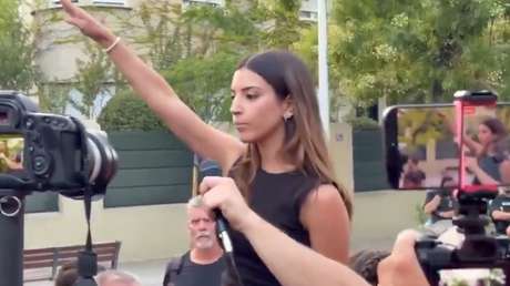 VIDEO: Activista española de ultraderecha hace el saludo nazi frente a la Embajada de Marruecos