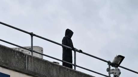 'La parka' asecha a pacientes de un hospital desde el techo (y termina en las manos de policías)