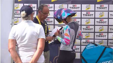 Hombre revisa la ropa interior de ciclistas del Tour de Francia a la vista de todos tras polémica por trampa