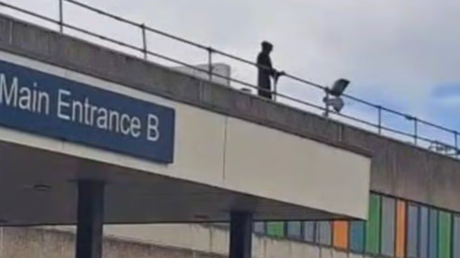 Un hombre vestido de la Muerte se sube al techo de un hospital y aterroriza a los pacientes (FOTO)