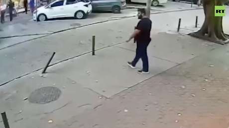 A centímetros de la muerte: Hombre se salva de milagro de morir aplastado (VIDEO)