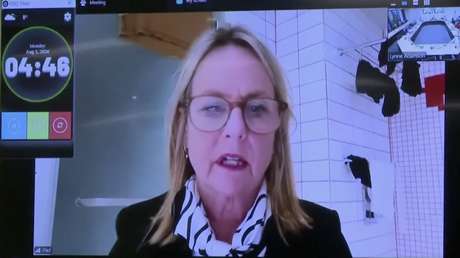 VIDEO: Política se conecta a una reunión desde el baño mientras tiene ropa colgada al fondo