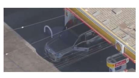 Insólita persecución: sospechoso se detiene a cargar gasolina mientras huye de la Policía (VIDEO)