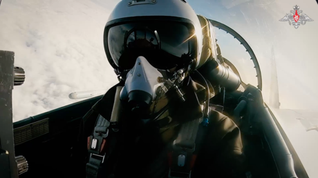 Entre nubes y acero: el impecable vuelo del Su-35S ruso (VIDEO)