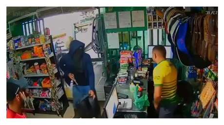 Asalto frustrado: cliente lucha con un delincuente armado mientras suenan los disparos (VIDEO)