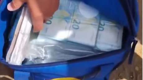 Caos en la playa: lanzan paquetes con miles de euros al mar desde una lancha (VIDEO)