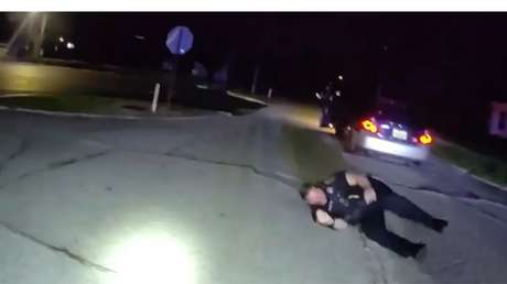 VIDEO: Sospechoso acelera con una policía atrapada dentro de su auto y arrastra a otro agente por la calle