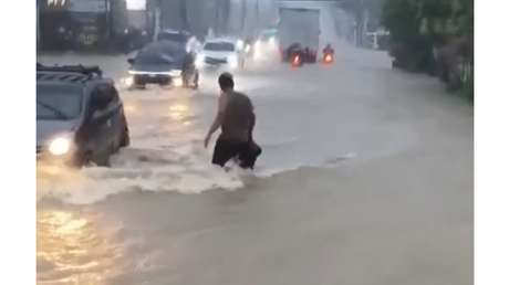 VIDEO: Ciclones arrasan y convierten calles en caudalosos ríos