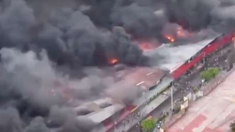 VIDEO: Voraz incendio arrasa con un popular mercado en Bolivia
