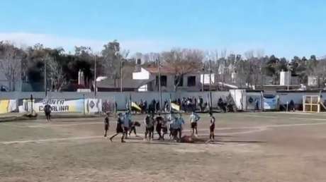 Feroz agresión en pleno partido: Jugador le pega un puño al árbitro tras recibir una tarjeta roja (VIDEO)