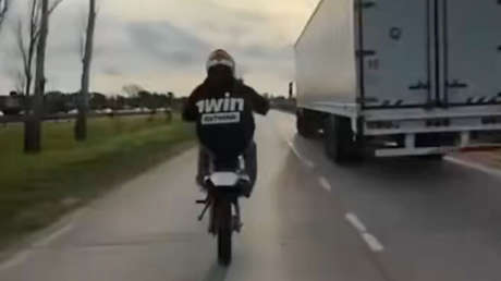 Motociclista muestra cómo quedarse sin licencia hasta 2099 (VIDEO)