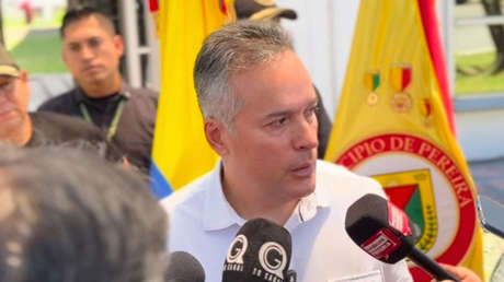 VIDEO: Alcalde rompe a llorar y provoca la conmovedora reacción de un periodista en Colombia