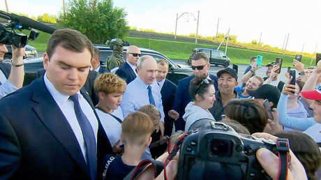 Cariñoso encuentro de Putin con residentes de una ciudad siberiana (VIDEO)
