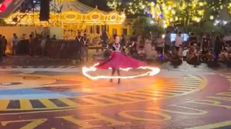 Horror en vivo: bailarina acaba envuelta en llamas en plena actuación (VIDEO IMPACTANTE)