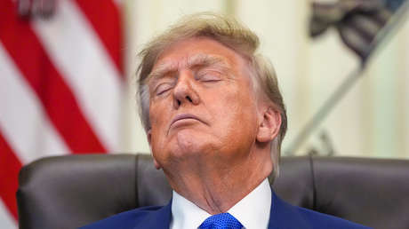 VIDEO: Trump lucha por mantenerse despierto durante una sesión de trabajo en la Casa Blanca